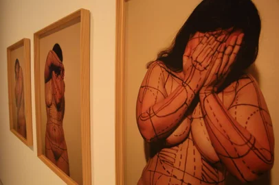  PORTO ALEGRE - RS - BR - 18.10.2019Exposição Estratégias do Feminino no Farol Santander.Marcela Tiboni, SP/SP-1982.    Estudo para desenho de corpo feminino, 2006.FOTÓGRAFO: TADEU VILANI AGÊNCIA RBS Editoria Segundo Caderno