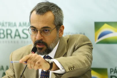  O ministro da Educação, Abraham Weintraub, e o secretário de Educação Básica do MEC, Jânio Carlos Endo Macedo, durante apresentação do Compromisso Nacional pela Educação Básica.