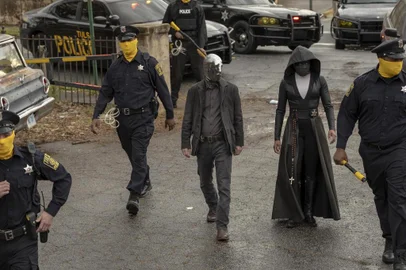 Ambientada em uma realidade alternativa em que vigilantes mascarados são tratados como foras da lei, WATCHMEN, do produtor executivo Damon Lindelof (vencedor do Emmy® por ¿Lost¿ e por THE LEFTOVERS da HBO), abraça a nostalgia da HQ homônima, enquanto tenta quebrar os seus próprios paradigmas. Nicole Kasselll dirige o piloto, que tem roteiro de Lindelof.