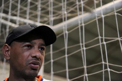  CAXIAS DO SUL, RS, BRASIL, 10/10/2019 - O ex-jogador Marcelo Costa, com passagem pela dupla Ca-Ju e Grêmio, luta contra uma insuficiência renal e aguarda por um transplante de rim. Enquanto segue o tratamento, inicia o trabalho com seu centro de treinamento para formação de jovens. (Marcelo Casagrande/Agência RBS)