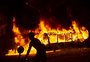 Manifestantes incendeiam veículos e prédios em Santiago durante protestos contra aumento da passagem do metrô