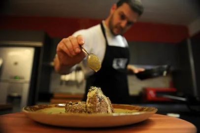  CAXIAS DO SUL, RS, BRASIL, 14/10/2019 - Os chefs de cozinha Mateus Nora e Gabriel Lourenço ministram o curso de gastronomia Como surpreender deu crush, com dicas para cozinhar em casa. (Marcelo Casagrande/Agência RBS)