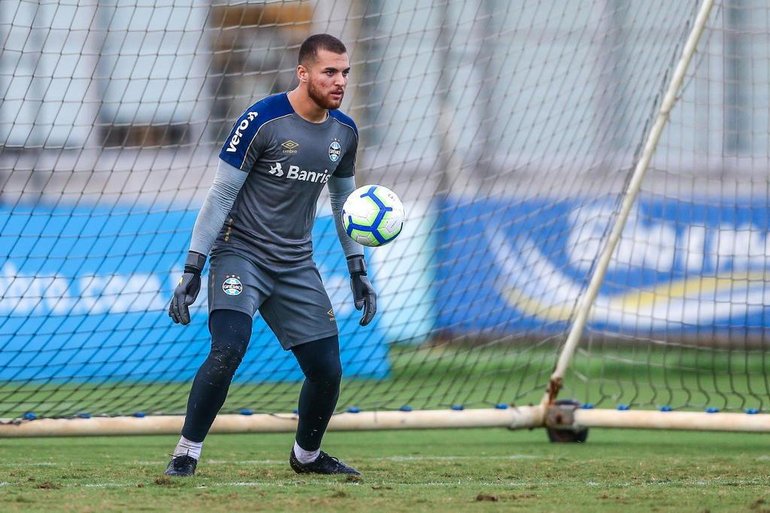 [COMENTE] Emprestar ou ficar: o que deve ser feito com o goleiro Phelipe Megiolaro?