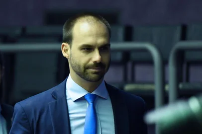 Deputado federal Eduardo Bolsonaro (PSL-SP)BRASÍLIA, DF, 12.07.2019: EDUARDO-BOLSONARO - Deputado federal Eduardo Bolsonaro (PSL-SP) - PlenÃ¡rio da CÃ¢mara faz sessÃ£o nesta sexta-feira (12), para votar 8 destaques ao texto-base da reforma da PrevidÃªncia. Se finalizada irÃ¡ para a comissÃ£o especial e depois retorna para o plenÃ¡rio para votaÃ§Ã£o de segundo turno. (Foto: Edu Andrade/Fatopress/Folhapress) 