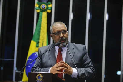Plenário do Senado durante sessão deliberativa extraordinária que decidirá pela aprovação ou rejeição do relatório favorável à admissibilidade do processo de impeachment da presidente Dilma Rousseff. Em discurso, senador Paulo Paim (PT-RS). Foto: Marcos Oliveira/Agência Senado
