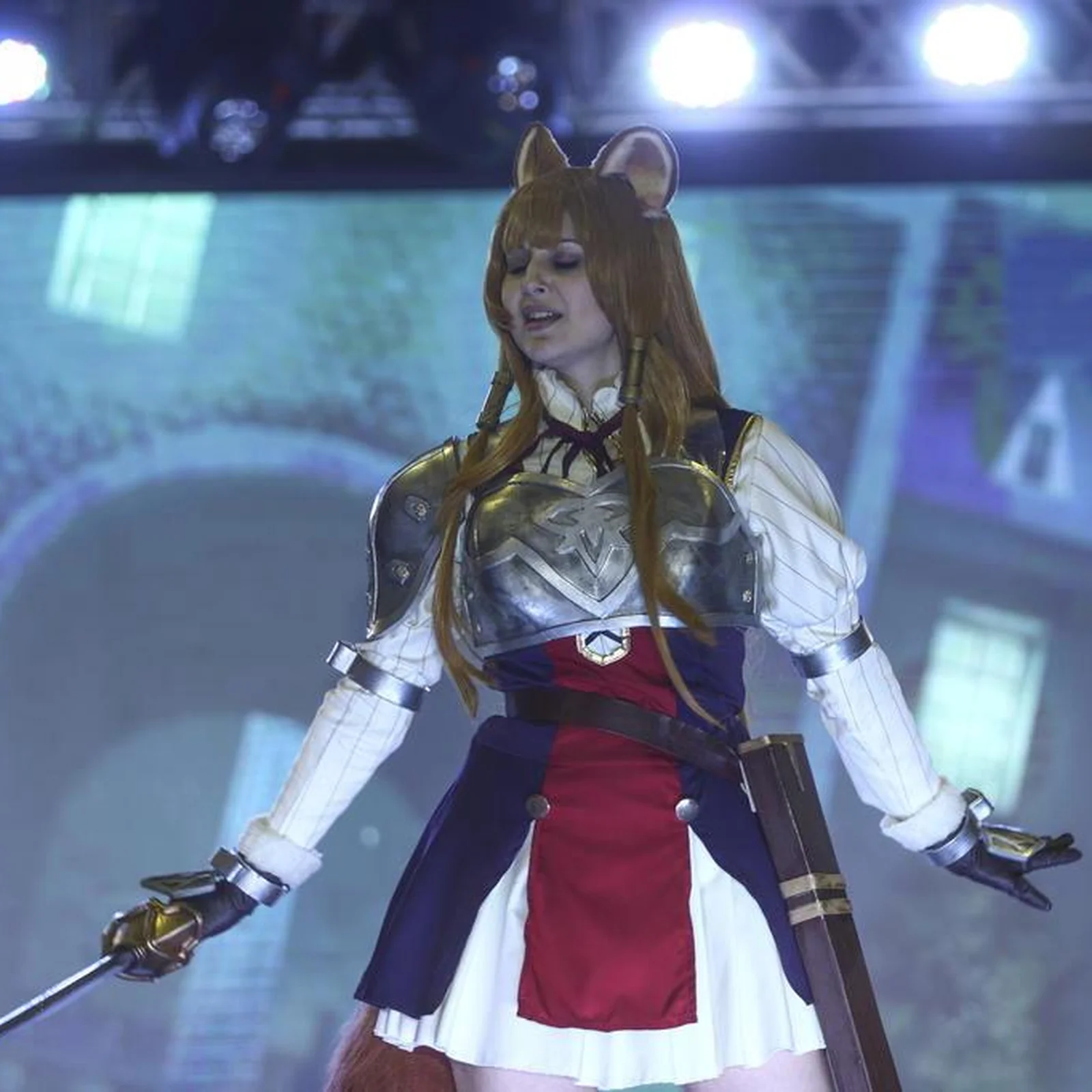 Cosplayer mostra espada gigante e lança desafio de duelo no Instagram