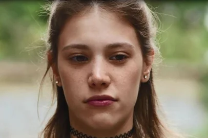Anjinha (Caroline Dallarosa) e Rita (Alanis Guillen) em Malhação: Toda Forma de Amar.