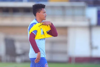  CAXIAS DO SUL, RS, BRASIL, 17/07/2019. Treino do Caxias no estádio Centenário. O Caxias se prepara para o segundo jogo das quartas-de-final da Série D do Campeonato Brasileiro. O jogo, contra o Manaus, vale vaga para a série C de 2010. Na foto, volante Marabá. (Porthus Junior/Agência RBS)Indexador: Porthus Junior                  