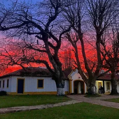  VACARIA, RS, BRASIL, 21/10/2019. A Fazenda do Socorro tem sua origem no século XVIII, nos tempos em que os paulistas de Sorocaba vinham aos campos da Vacaria dos Pinhais buscar o gado e levá-los a Minas Gerais. Foi importante na economia gaúcha da época e é uma das mais antigas fazendas do Rio Grande do Sul. No local, ao lado da residência, foi construída uma capela em homenagem a Nossa Senhora do Socorro. (Camila De Rossi/Divulgação)