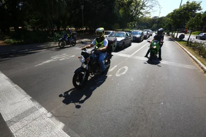  PORTO ALEGRE, RS, BRASIL,29/08/2019- Seis cruzamentos de Porto Alegre tem uma área destinada especialmente para as motos. Os chamados bolsões são espaços pintados no asfalto onde os motociclistas esperam o semáforo abrir à frente dos demais veículos. Na foto, cruzamentos da Avenida Goethe, com  Rua Mostardeiro.(FOTOGRAFO: TADEU VILANI / AGENCIA RBS)