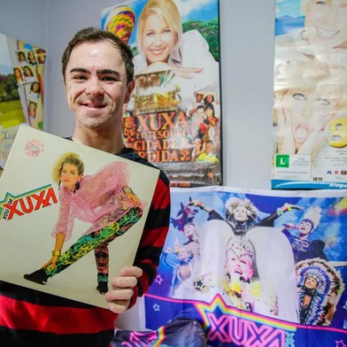  21/10/2019, RS, BRASIL, 21/10/2019: Paulo A. Junior, 25, que irá ao show da Xuxa no sábado. Ele descobriu, há pouco tempo, que sua meia-irmã é de Santa Rosa, terra da loira, e que é fã desde pequeno. Ele tem centenas de itens, de discos a VHS, posteres. (Foto: Omar Freitas / Agência RBS)Indexador: NGS