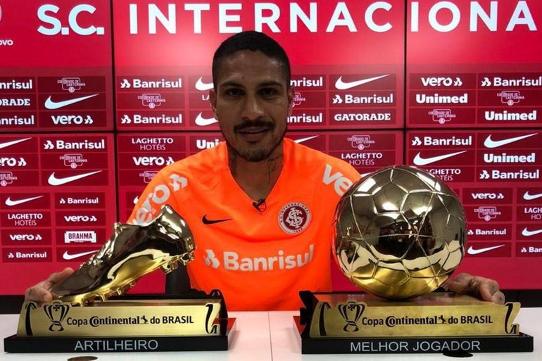Dias ganha o prêmio de jogador do ano dos escritores de futebol de 2021