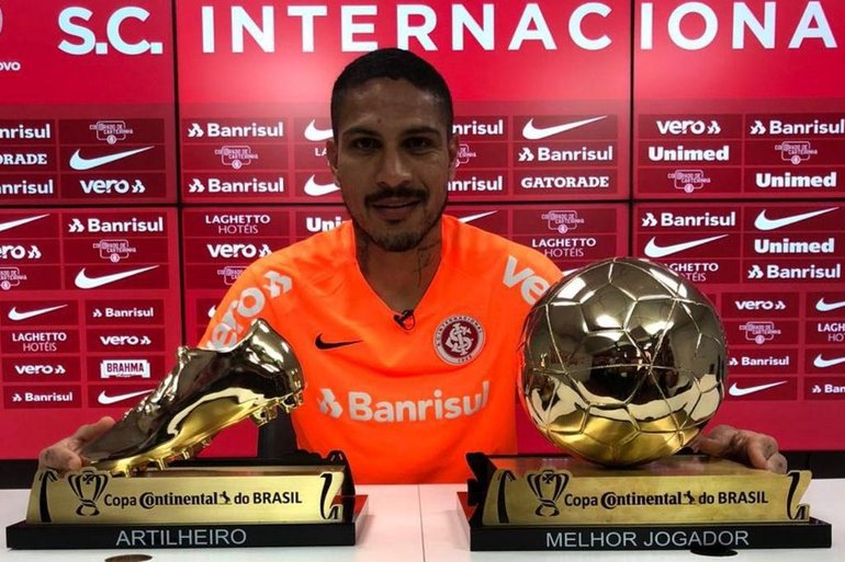 Um mês após vice da Copa do Brasil, Guerrero recebe prêmios de artilheiro e melhor  jogador