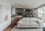 Apartamento de solteiro: projeto tem decoração neutra com madeira e ferro
