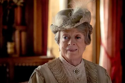  Donwton Abbey, o filme, baseado em série com mesmo nome. Na foto, a personagem Violet, a condessa viúva (Meg Smith)