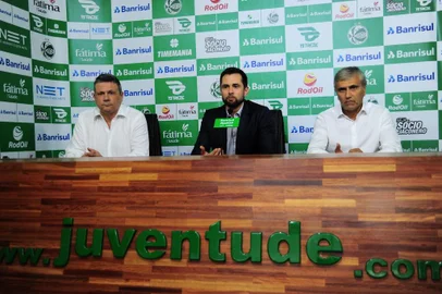  CAXIAS DO SUL, RS, BRASIL, 27/11/2018. Apresentação do novo presidente do Juventude, Walter Dal Zotto Jr (D). Ele irá substituir Roberto Tonietto (E) que se afasta por questões profissionais. (Porthus Junior/Agência RBS)