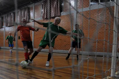  CAXIAS DO SUL, RS, BRASIL, 17/10/2019 - Nelson Berti, 80 anos, reserva as quintas-feiras à noite para praticar futebol de salão. Junto com um grupo de amigos, ele se diverte com o esporte. Além disso, Nelson também frequenta academia duas vezes por semana e acredita que, por isso, não tenha problemas de saúde. (Marcelo Casagrande/Agência RBS)