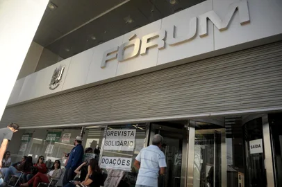 CAXIAS DO SUL, RS, BRASIL, 23/10/2019Greve dos servidores no Forum.(Lucas Amorelli/Agência RBS)