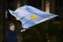Argentina's President and presidential candidate of the Juntos por el Cambio party Mauricio Macri waves a national flag during the closing rally of his campaign in Cordoba, Argentina, on October 24, 2019. - Argentina holds presidential elections on October 27. (Photo by Ronaldo SCHEMIDT / AFP)