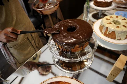  CAXIAS DO SUL, RS, BRASIL (01/10/2019)O jovem Clau Ribeiro montou um negócio inteiramente voltado para sua paixão de infância: os bolos. Há cerca de 8 meses ele atende na Nesclau Sabores. (Antonio Valiente/Agência RBS)