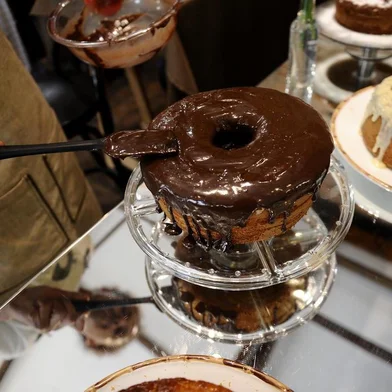  CAXIAS DO SUL, RS, BRASIL (01/10/2019)O jovem Clau Ribeiro montou um negócio inteiramente voltado para sua paixão de infância: os bolos. Há cerca de 8 meses ele atende na Nesclau Sabores. (Antonio Valiente/Agência RBS)