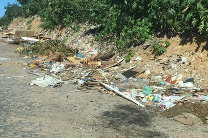 O principal ponto de descarte irregular de lixo em Porto Alegre fica em um terreno baldio na Vila Bom Jesus. Do total de 238 multas, mais de 100 foram registradas no local.