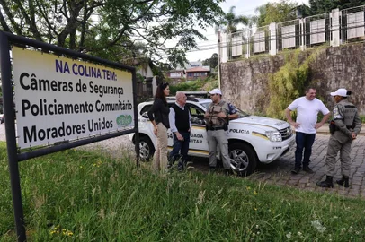  CAXIAS DO SUL, RS, BRASIL (23/10/2019)Moradores do bairro Colina Sorriso não querem o fim do programa de policiamento comunitário da Brigada Militar em Caxias do Sul. Desde 2005, iniciativa aproximou PMs da comunidade e reduziu índices de criminalidade. (Antonio Valiente/Agência RBS)