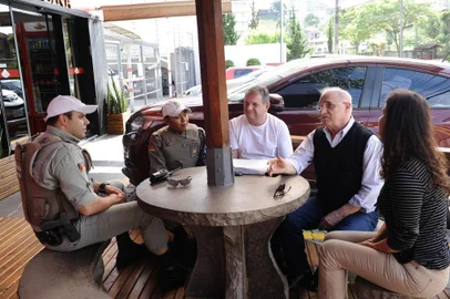  CAXIAS DO SUL, RS, BRASIL (23/10/2019)Moradores do bairro Colina Sorriso não querem o fim do programa de policiamento comunitário da Brigada Militar em Caxias do Sul. Desde 2005, iniciativa aproximou PMs da comunidade e reduziu índices de criminalidade. Na foto, (E) soldado Jeferson Kuhls, soldado Catiele de Carvalho, Celso Rech, Gilberto Carlos Zago e Marisbel Rosso Tolfo. (Antonio Valiente/Agência RBS)