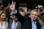  Argentinas presidential candidate for the Frente de Todos party Alberto Fernandez (R) flashes the Victory sign as he leaves the polling station in Buenos Aires during Argentinas general election on October 27, 2019. - Polls opened early Sunday for Argentinas 34 million registered voters in an election in which Fernandez -- the main opposition candidate -- is widely tipped in opinion polls to obtain the 45 percent of votes needed to secure an outright victory in the first round. (Photo by ALEJANDRO PAGNI / AFP)Editoria: POLLocal: Buenos AiresIndexador: ALEJANDRO PAGNISecao: electionFonte: AFPFotógrafo: STR