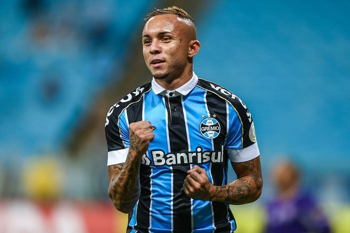 Jornal inglês coloca Everton, do Grêmio, como 92º melhor jogador