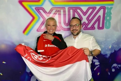 Xuxa ganha camisa e bandeira do Inter após show no Gigantinho