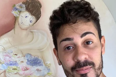 Carlinhos Maia risca quadro de hotel e expõe no Instagram