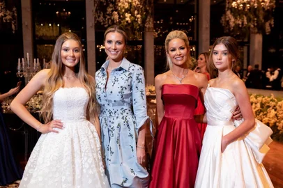 PORTO ALEGRE, 26/10/2019. Casa NTX realiza Baile de Debutantes com 27 participantes e 700 convidados. Na foto, Rafaela Lopes Ribeiro, Sabrina Lopes Ribeiro, Raquel Peteffi Ody e Valentina Peteffi Ody.