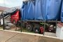 Uma carreta carregada com caixas de leite invadiu uma casa no bairro Aimoré, em Arroio do Meio, município de 20 mil habitantes no Vale do Taquari.