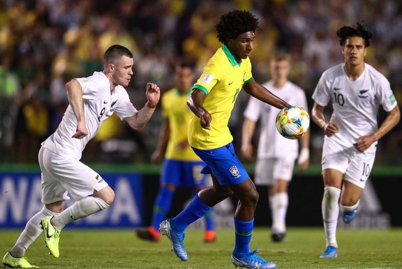Talles Magno dominando bola na vitória contra a Nova Zelândia que classfiicou o Brasil para a próxima fase do mundial sub-17
