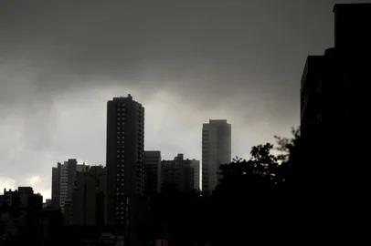 CAXIAS DO SUL, RS, BRASIL, 30/10/2019Tempo fechado na manhã de Caxias do Sul.(Lucas Amorelli/Agência RBS)