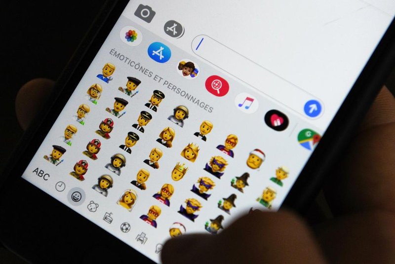  A person holds an iPhone showing emojis in Hong Kong, on October 30, 2019. - Apple has put out new gender neutral emojis of most of its people icons -- including punks, clowns and zombies -- as part of an update to its mobile operating system.The tech giant has offered growing numbers of inclusive designs in recent years, putting out a range of skin tones and occupations, with Googles Android publishing its own non-binary faces in May. (Photo by TENGKU Bahar / AFP)Editoria: FINLocal: Hong KongIndexador: TENGKU BAHARSecao: computing and information technoFonte: AFPFotógrafo: STF