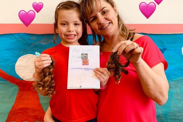 Aluna doa cabelo em campanha de Caxias Mariana Oliveira, cinco anos, doou o cabelo para campanha contra o câncer no colégio Murialdo, em Caxias. 