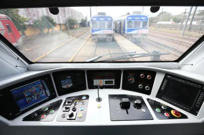  PORTO ALEGRE, RS, BRASIL, 19-09-2014:Trensurb faz viagem para a imprensa conhecer os novos trens. As novas composições terão sistema de ar condicionado automatizado, sistema de comunicação multimídia, iluminação interna com LED, sistemas de autodiagnóstico e monitoramento de falhas.(DIEGO VARA/AgênciaRBS).