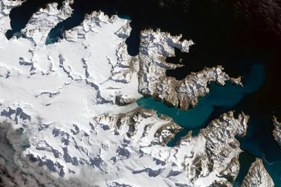   1Âº/03/2017- Uma colheita mais prÃ³xima de uma cena de Landsat, mostra a geleira de Neumayer. Nos Ãºltimos 16 anos, Neumayer recuou mais de 4 quilÃ´metros (2,5 milhas). Como outras grandes geleiras da ilha, Neumayer Ã© uma geleira de marÃ©, ou seja, flui para o oceano. Cerca de 30 quilÃ´metros ao sudeste de Neumayer, no mesmo lado da ilha, Hindle Glacier tambÃ©m recuou marcadamente desde 2000 - mais de 3 quilÃ´metros (2 milhas). Como Neumayer, Hindle costumava fundir-se com outro glaciar (Ross).Foto: NASA