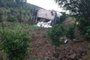 O vídeo de um caminhão sem freio pela ERS-122, em Flores da Cunha, viralizou nas redes sociais. As imagens mostram o esforço do motorista para manter o controle do veículo pesado e levar até um barranco, onde o caminhão tombou.