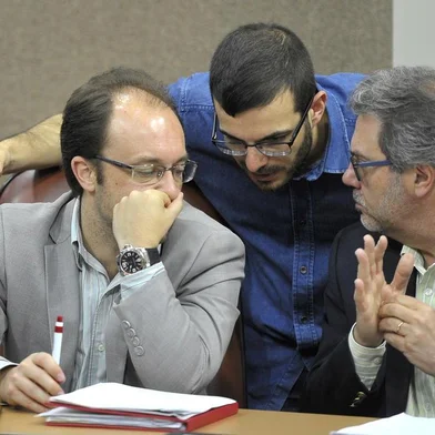  CAXIAS DO SUL, RS, BRASIL, 08/10/2019A Câmara de Vereadores aprovou por maioria o sétimo pedido de impeachment contra o prefeito de Caxias do Sul, Daniel Guerra (Republicanos). Quatorze parlamentares votaram pelo acolhimento da denúncia e oito se posicionaram contra a admissibilidade. Com o acolhimento, uma Comissão Processante, composta por três vereadores, dará prosseguimento à análise.Pela terceira vez, o documento foi assinado ex-vice-prefeito de Caxias, Ricardo Fabris de Abreu. Na denúncia, o autor apresentou quatro principais itens como motivação pelo pedido afastamento do prefeito. Entre eles, a não cedência da Praça Dante Alighieri e arredores para realização da benção dos freis Capuchinhos e a Parada Livre e supostas irregularidades na decisão de fechamento do Pronto-Atendimento 24 Horas sem oitiva do Conselho Municipal de Saúde. Também contestava o chamamento público para a empresa administradora da unidade de Pronto-Atendimento (UPA) Central.  Em foco:Felipe Gremelmaier MDB / Rafael Bueno PDT / Paulo Périco MDB(Lucas Amorelli/Agência RBS)