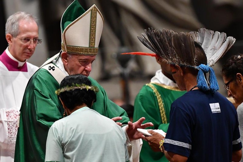 O Papa Francisco condenou, neste domingo (6), os interesses dos novos colonialismos que provocam incêndios na Amazônia e acabam com a diversidade, durante a homilia de abertura do Sínodo sobre a defesa desta região da América do Sul.