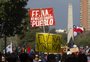 Policiais e manifestantes se enfrentam em mais uma noite de protesto no Chile
