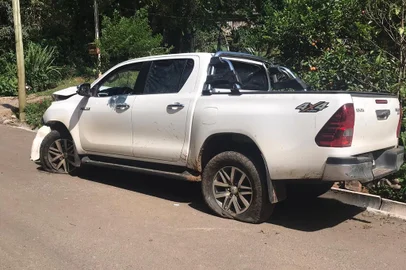 Sequestradores abandonaram carro e vítimas e fugiram em matagal
