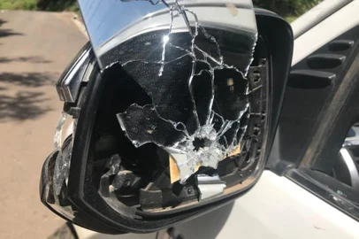 Camionete Hilux utilizada por assaltantes na fuga com empresário e funcinoários de sítio dele sequestrados em Gramado. 