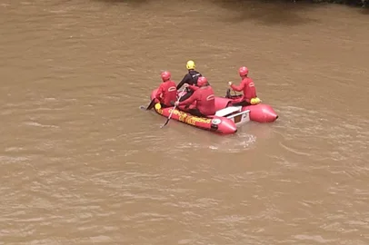 Bombeiros fazem buscas a homem desaparecido no Arroio Forromeco, entre São Vendelino e Bom Principio.Paulo Santos Vargas, 40 anos, está desaparecido nas águas do Arroio Forromeco, na localidade de Piedade, entre São Vendelino e Bom Princípio, desde a tarde desta sexta-feira (1º). Equipes dos dois municípios contam com apoio dos Bombeiros de Feliz e São Sebastião do Caí para localizar Vargas.