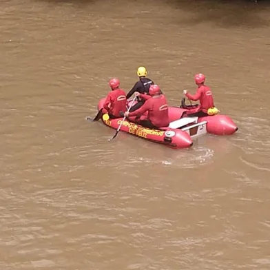 Bombeiros fazem buscas a homem desaparecido no Arroio Forromeco, entre São Vendelino e Bom Principio.Paulo Santos Vargas, 40 anos, está desaparecido nas águas do Arroio Forromeco, na localidade de Piedade, entre São Vendelino e Bom Princípio, desde a tarde desta sexta-feira (1º). Equipes dos dois municípios contam com apoio dos Bombeiros de Feliz e São Sebastião do Caí para localizar Vargas.