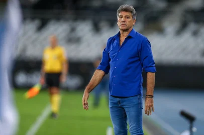 RIO DE JANEIRO (RJ), 12/6/2019: o técnico do Grêmio, Renato Portaluppi, durante jogo contra o Botafogo no Engenhão, válido pelo Brasileirão.