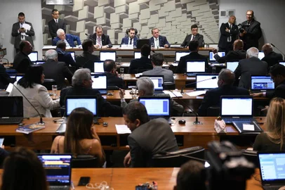 Comissão de Assuntos Econômicos (CAE) realiza reunião deliberativa com item único. Apreciação do PL 5.478/2019 que estabelece critérios de distribuição dos valores arrecadados com os leilões dos volumes excedentes do pré-sal.Mesa: senador Otto Alencar (PSD-BA); presidente da CAE, senador Omar Aziz (PSD-AM); vice-presidente da CAE, senador Plínio Valério (PSDB-AM); senador Wellington Fagundes (PL-MT); senador Carlos Viana (PSD-MG).Em pronunciamento, à bancada, senador Esperidião Amin (PP-SC).